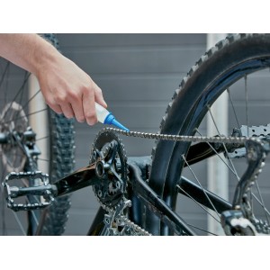 Anwendung von Feinmechaniköl auf einer Fahrradkette. 100 ml Flasche.