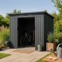 Dunkelgrauer Juskys Metall Geräteschuppen M mit Pultdach im Garten, mit Gartengeräten und Fahrrad.