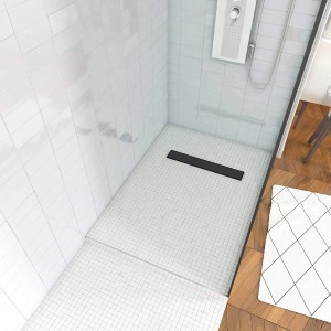 Befliesbares Aurlane Showerboard 80x120 mit silbernem Ablaufkanal in gefliester Dusche.