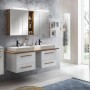 Badezimmer mit Wandregal, Spiegelschrank und Waschtisch in Eiche Landhaus Optik.