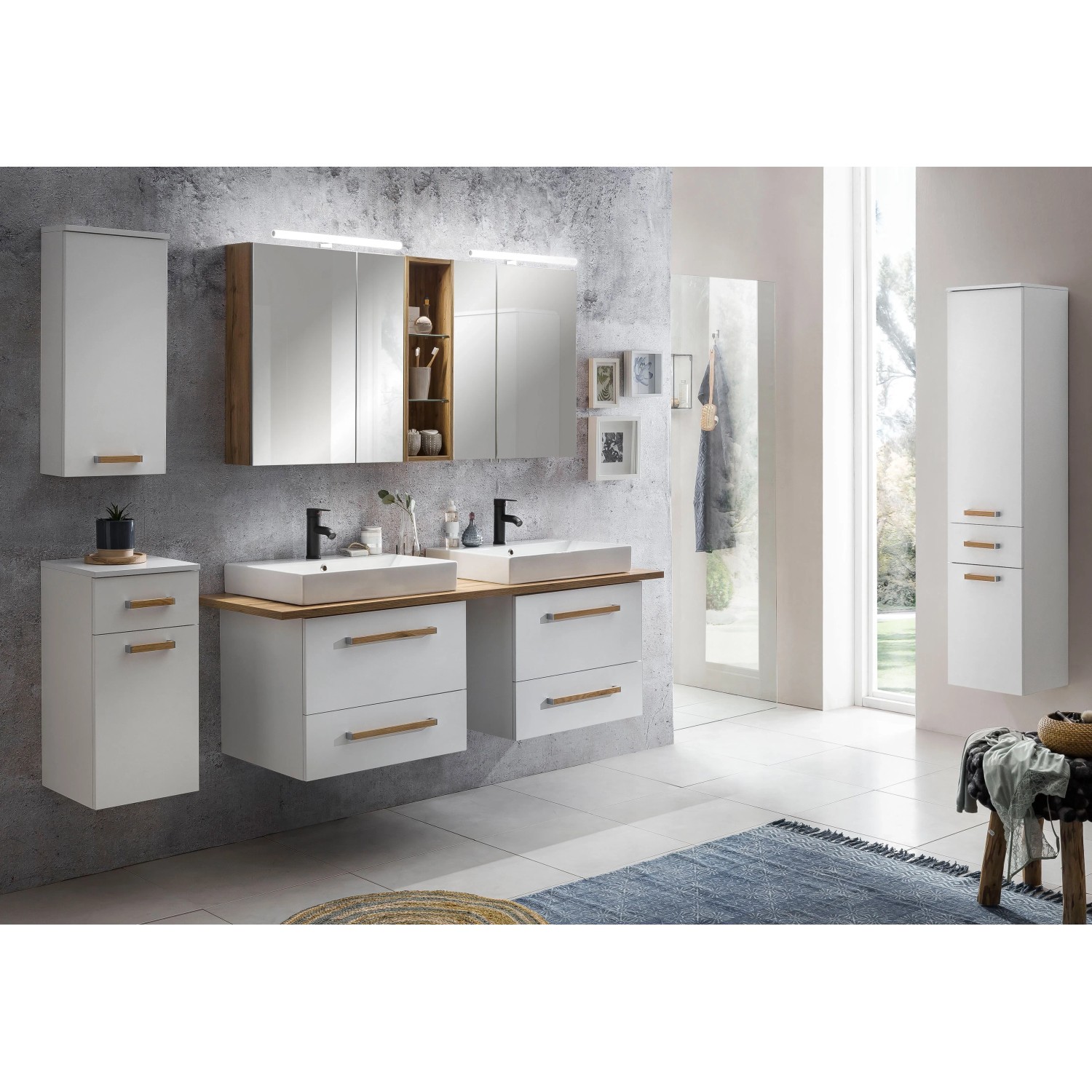 Badezimmer mit Wandregal, Spiegelschrank und Waschtisch in Eiche Landhaus Optik.