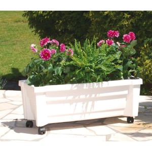 Weißer KHW Pflanzkasten Calypso mit Rollen und Bewässerungssystem, bepflanzt mit Blumen.