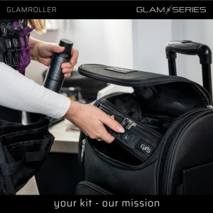Person packt schwarze Organizer-Tasche in Glamseries Glamroller Trolley. Mobiler Koffer für Visagisten & Beauty-Profis.