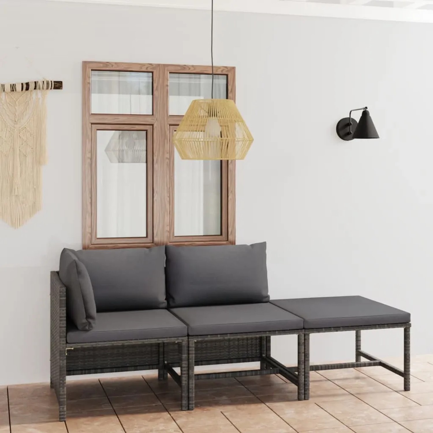 Graues 3-tlg. Garten-Lounge-Set aus Polyrattan mit anthrazitfarbenen Kissen.