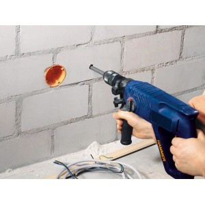 LUX Mauerdurchbruchbohrer Comfort beim Bohren in Mauerwerk, 8 mm Durchmesser.