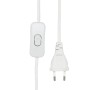 Detailaufnahme: Weißes Kabel mit Schalter und Stecker der PR Home Nell Tischleuchte.