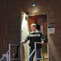 Mr. Beams LED-Außenwandleuchte Braun mit Bewegungsmelder im Einsatz vor einer Haustür.