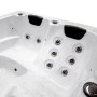 Detailansicht des Home Deluxe Outdoor Whirlpools White Marble Plus mit Düsen und Kopfstützen.