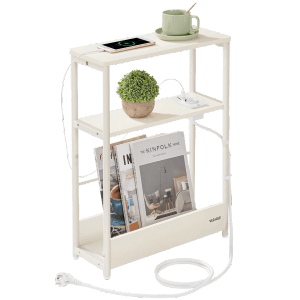 Weißer Songmics Nachttisch Barnet-old mit 3 Ablagen, integrierter Ladestation (USB/AC) und Magazinfach. Ideal als Beistelltisch.
