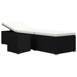 Cremeweiße furnicato Sonnenliege mit Auflage und Teetisch aus Poly Rattan.