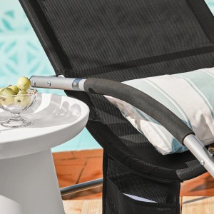 Detailaufnahme: Schwarze SoBuy Gartenschaukelliege mit Seitentisch und Kissen am Pool.