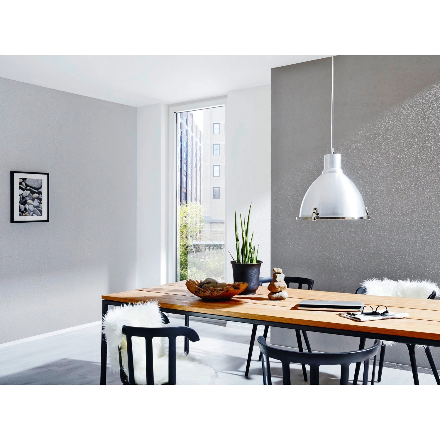 Raum mit Wandgestaltung in Schiefer mit Knauf Compact Color. Moderner Wohnstil.