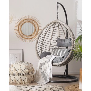 Grau-schwarzer Beliani Hängesessel 97x106x199 cm mit Rattan-Korb und Stahlgestell.