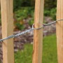 Detailaufnahme Kiehn-Holz Rollzaun Haselnuss, naturbelassene Holzlatten mit Draht verbunden.