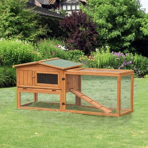 PawHut Kaninchenstall aus Holz mit Freilaufgehege und Asphaltdach im Garten.