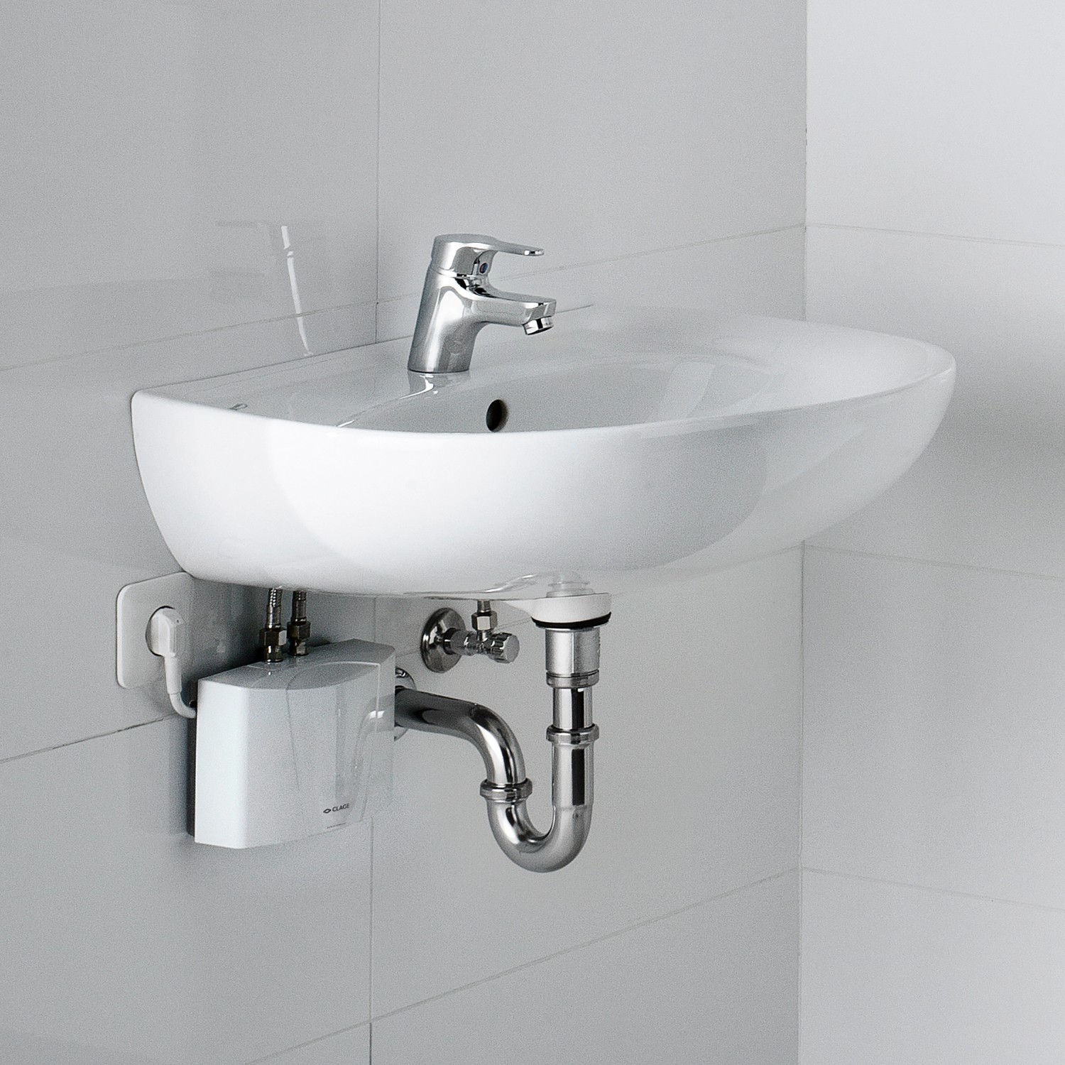 Clage Kleindurchlauferhitzer M3 unter einem Waschbecken montiert.