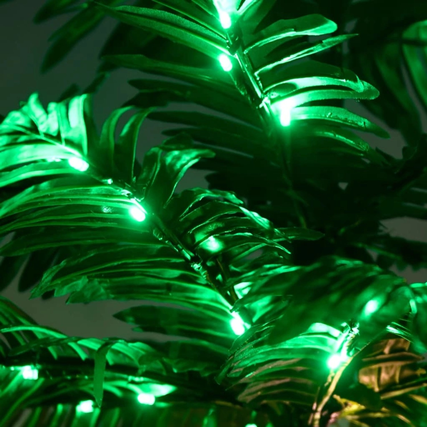 Künstliche Palme mit warmweißen LEDs, Detailaufnahme der beleuchteten Blätter.