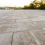 EHL Artano Terrassenplatten in Sandsteinoptik, 60x30x4 cm, verlegt auf einer Terrasse.