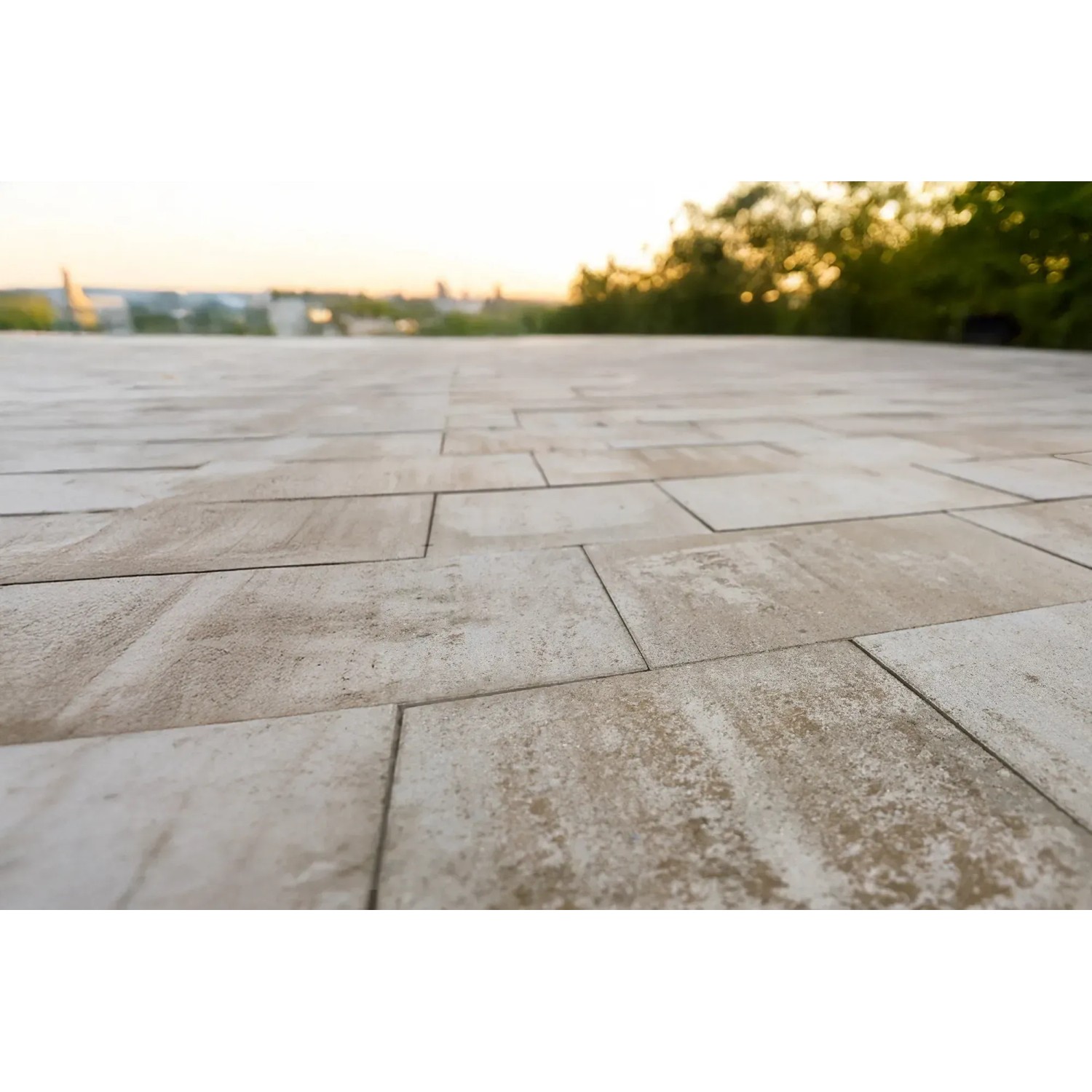 EHL Artano Terrassenplatten in Sandsteinoptik, 60x30x4 cm, verlegt auf einer Terrasse.