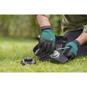 Bosch Akku-Freischneider AdvancedBrushCut: Hände montieren Messer auf Rasen. Akku-Trimmer Zubehör.