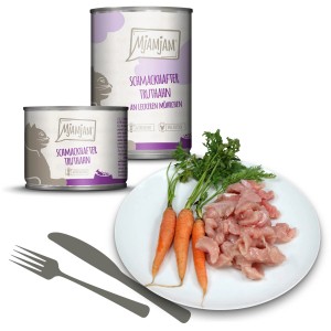 Mjamjam Katzen-Nassfutter Truthahn mit Möhrchen, Dosen und Teller mit Truthahnfleisch und Möhren.