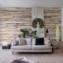 Wohnraum mit Fototapete Whitewashed Wood von Komar, die eine Wand in Holzoptik zeigt.