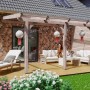 Skan Holz Terrassenüberdachung Rimini aus Douglasie mit Polycarbonatplatten und verzierter Optik.