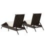 Zwei braune vidaXL Sonnenliegen aus Poly Rattan mit cremeweißen Auflagen.