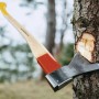 Ochsenkopf Forstaxt Universal Gold OX 620 H-1257 im Einsatz beim Fällen eines Baumes.