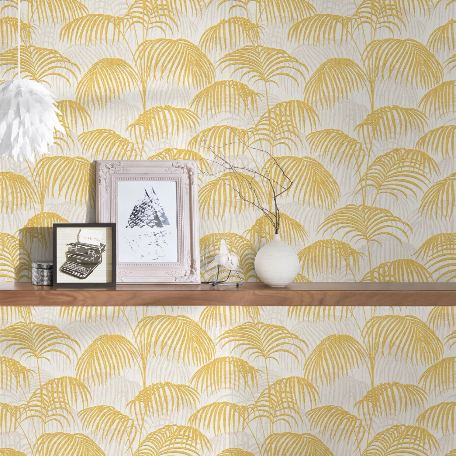 Weiße Textiltapete mit goldenem Palmenmuster von Bricoflor. Elegante Vliestapete für Wohn- und Schlafzimmer.