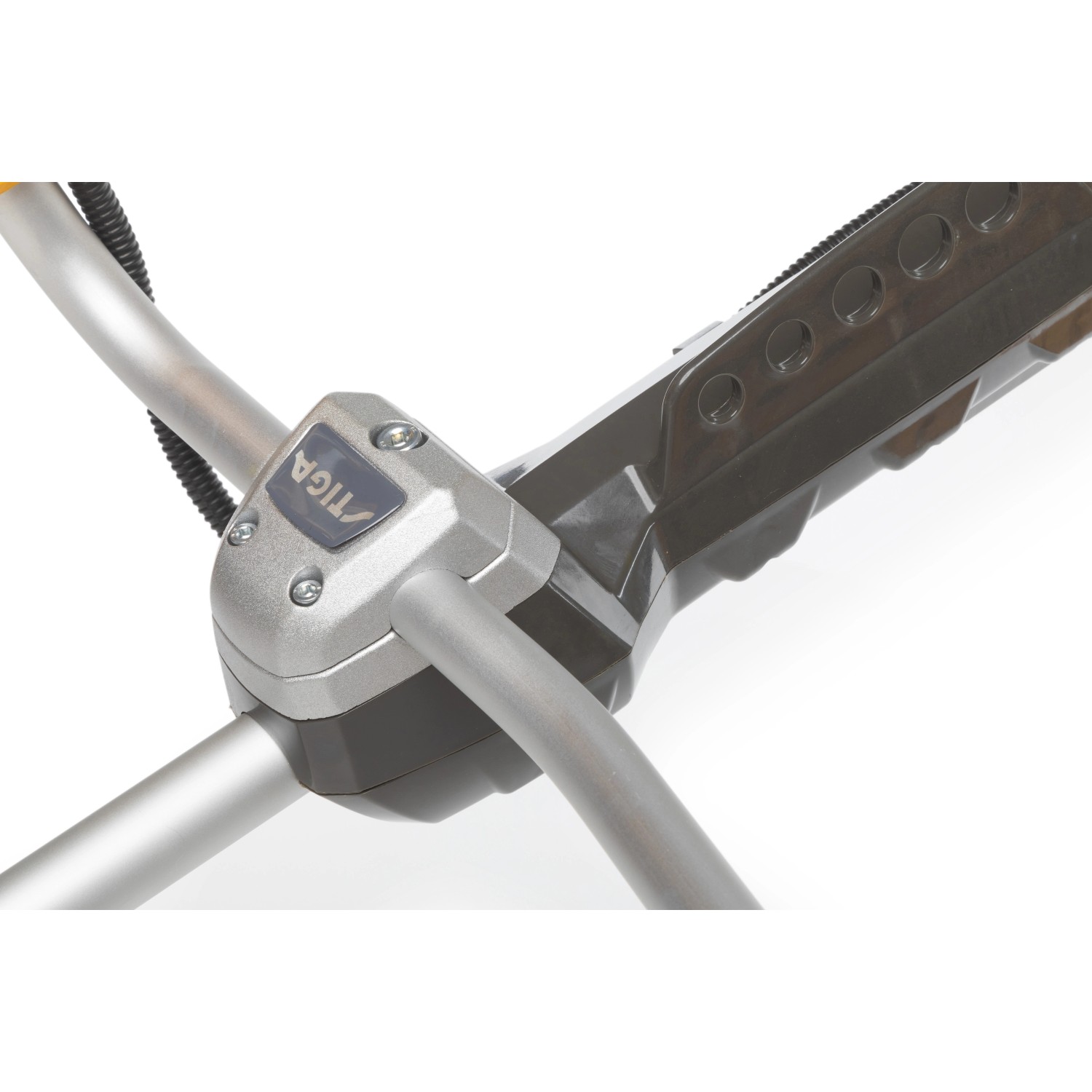 Detailaufnahme: Stiga BC 535 B Benzin-Motorsense, Bikehandle-Griff und Bedienelemente.