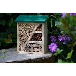 Dobar Insektenhotel aus Holz mit grünem Dach, gefüllt mit Naturmaterialien für Wildbienen und andere Insekten.