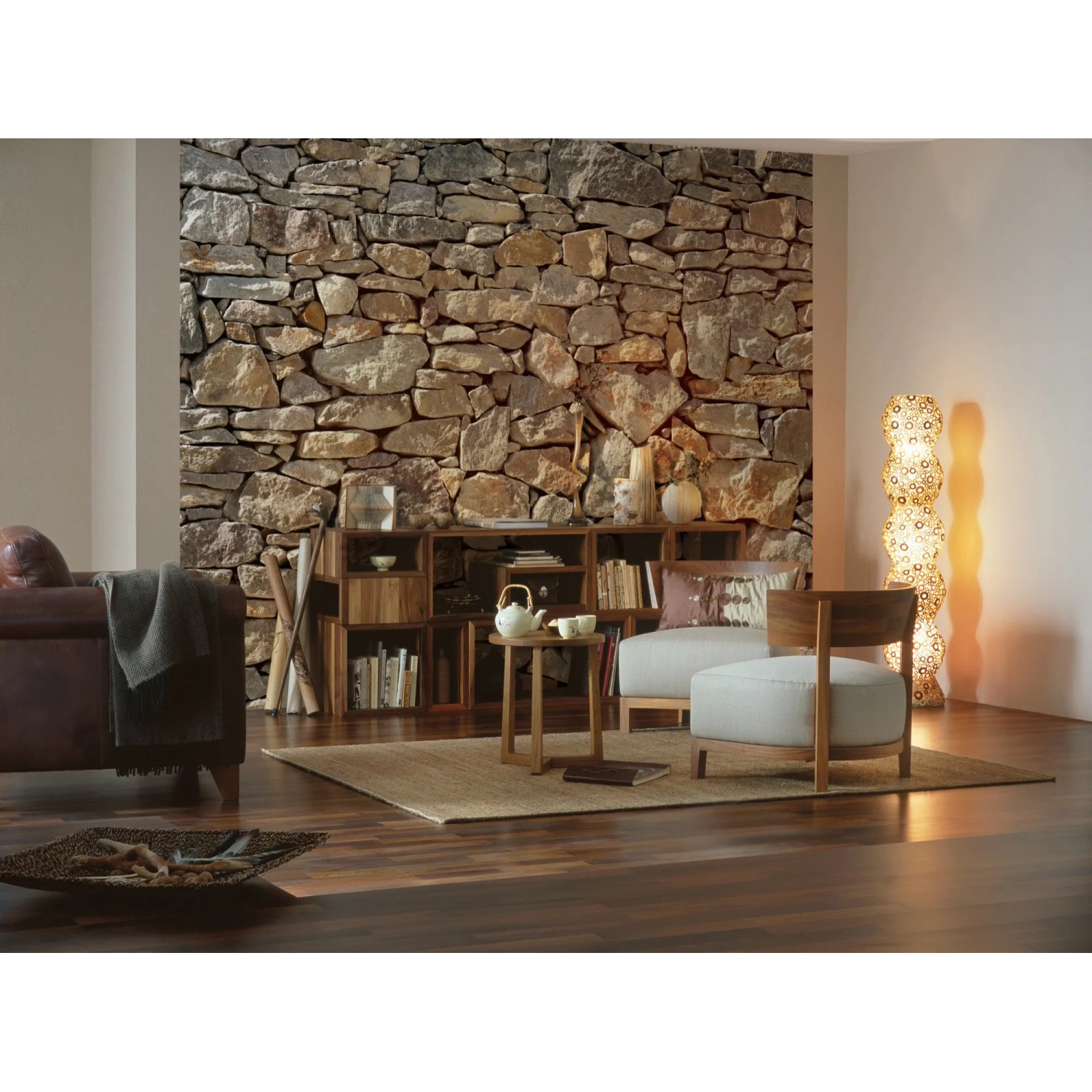 Wohnraum mit Fototapete Stone Wall von Komar, 368x254 cm, Steinwand-Optik.