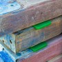 Bauheld Unterlegplatten Kunststoff, 80er Set, grüne Distanzstücke zwischen Holzlatten.