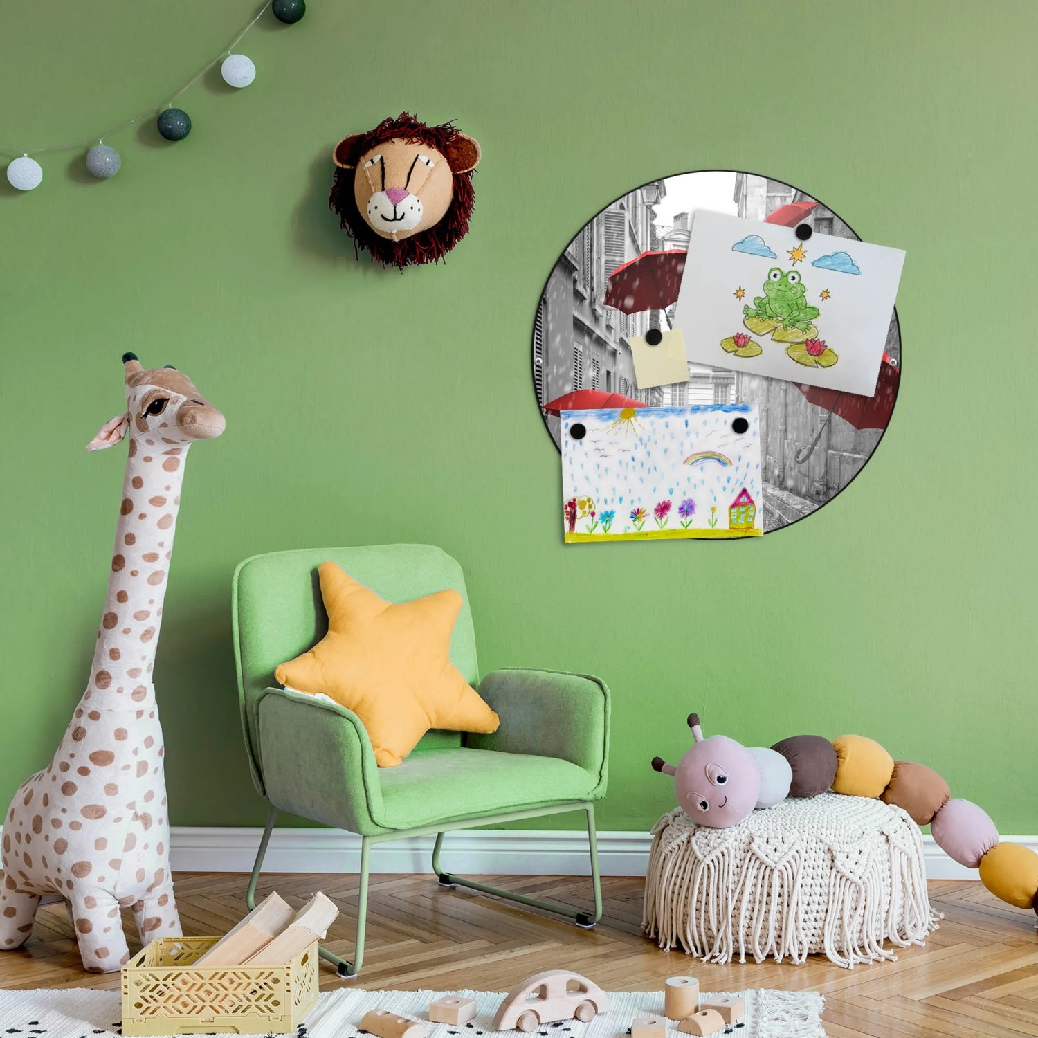 Runde, schwarze Magnettafel mit Motiv 'Rote Schirme' als Wanddekoration im Kinderzimmer.