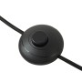 Detailaufnahme des schwarzen Fußschalters der Lindby Stehlampe Lelia.