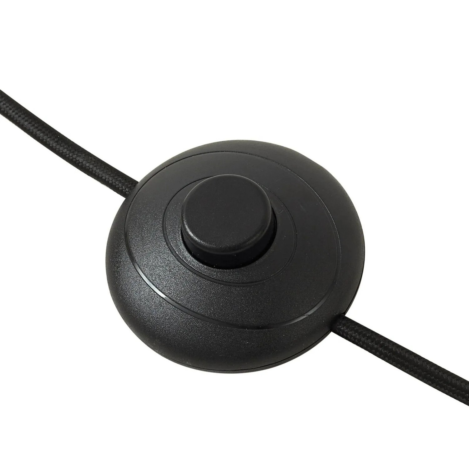 Detailaufnahme des schwarzen Fußschalters der Lindby Stehlampe Lelia.