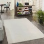 Beiger Floornovo Kurzflor Teppich (280x200 cm) im Wohnzimmer.