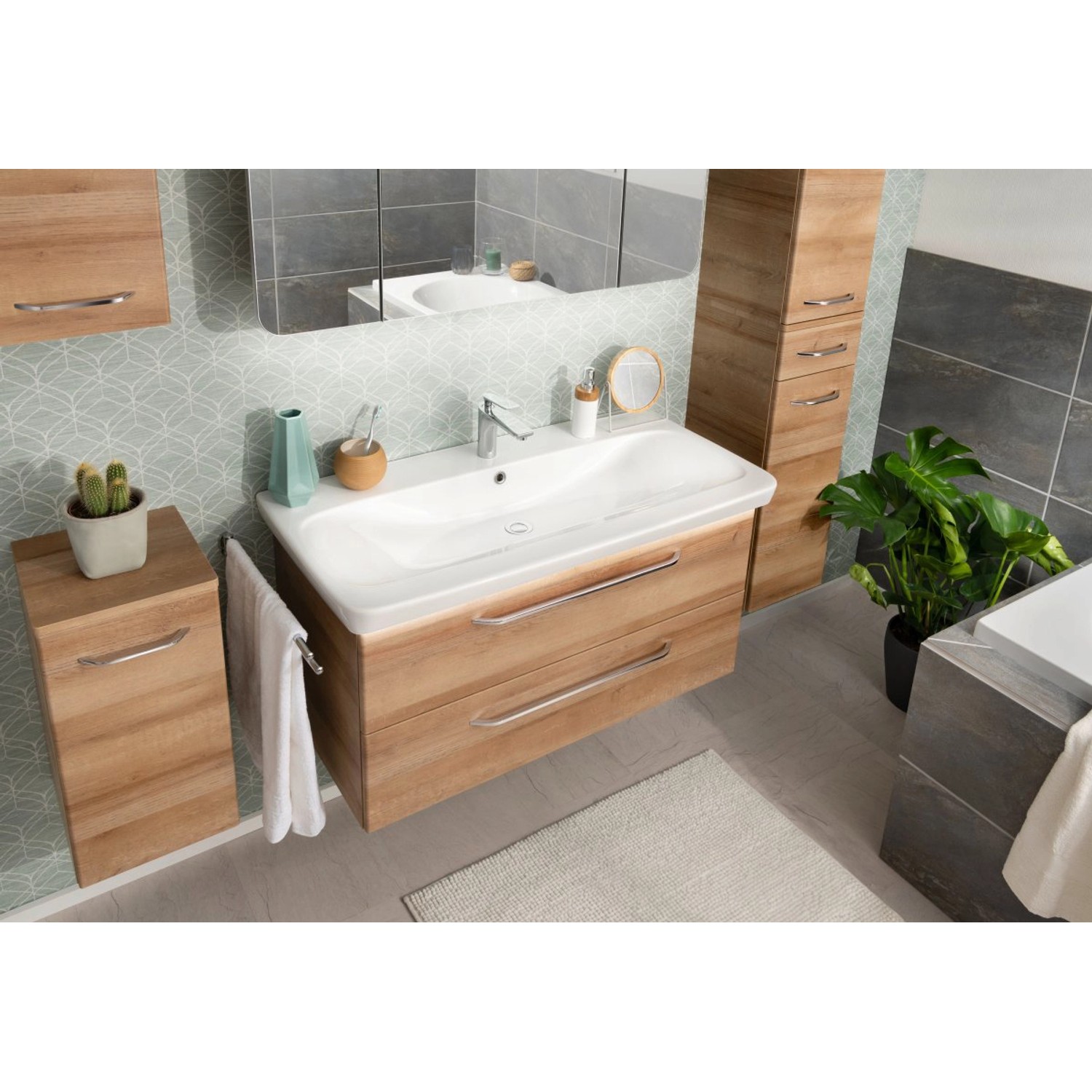 Fackelmann Milano Keramik-Waschbecken, 107,5 cm, Weiß, mit Unterschrank und Armatur im modernen Badezimmer.