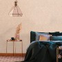 AS-Creation Vliestapete Putzoptik hellbraun/beige im Schlafzimmer mit Bett und Nachttisch.
