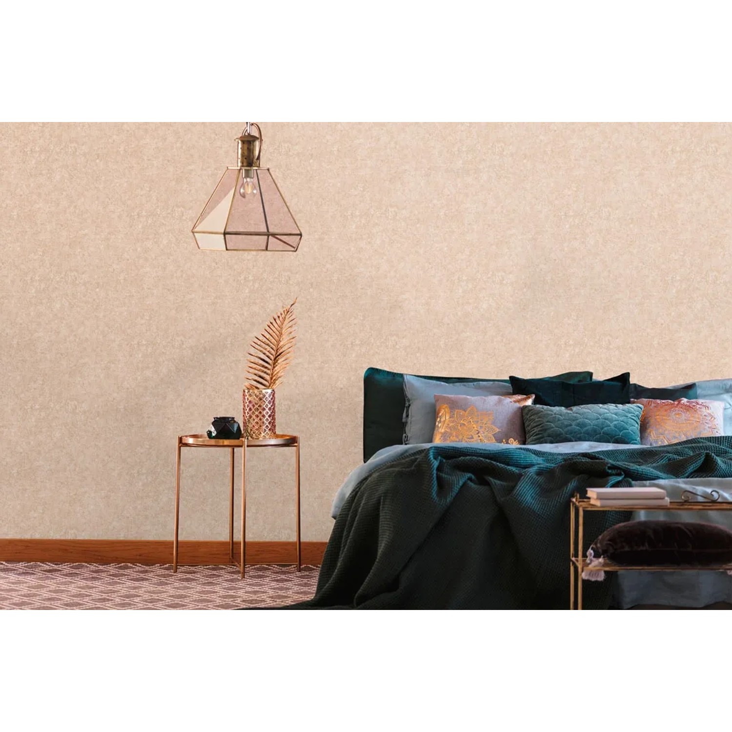 AS-Creation Vliestapete Putzoptik hellbraun/beige im Schlafzimmer mit Bett und Nachttisch.