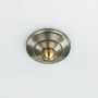Rundes Messing-Metall-Detail in Antik-Optik mit glänzendem Messingknopf. Teil einer Deckenlampe für Badezimmer.