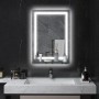Silberner Kleankin Badspiegel mit LED-Rahmen und Glasablage vor dunkler Wand.