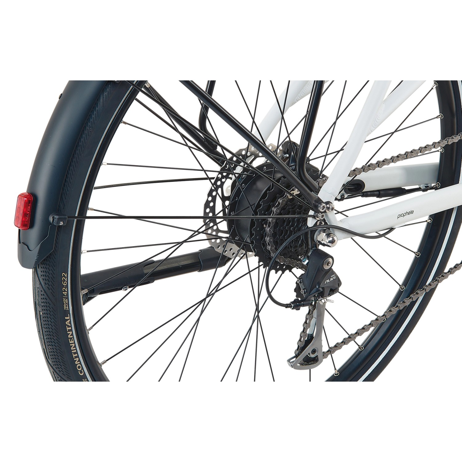 Detailaufnahme Hinterrad des Prophete Urbanicer 2.0 E-Bikes in Kreide Matt mit Shimano Alivio 9-Gang Schaltung.