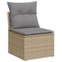 Beige Garten-Sofagarnitur aus Rattan mit grauen Kissen, Teil eines modularen Gartenmöbel-Sets.