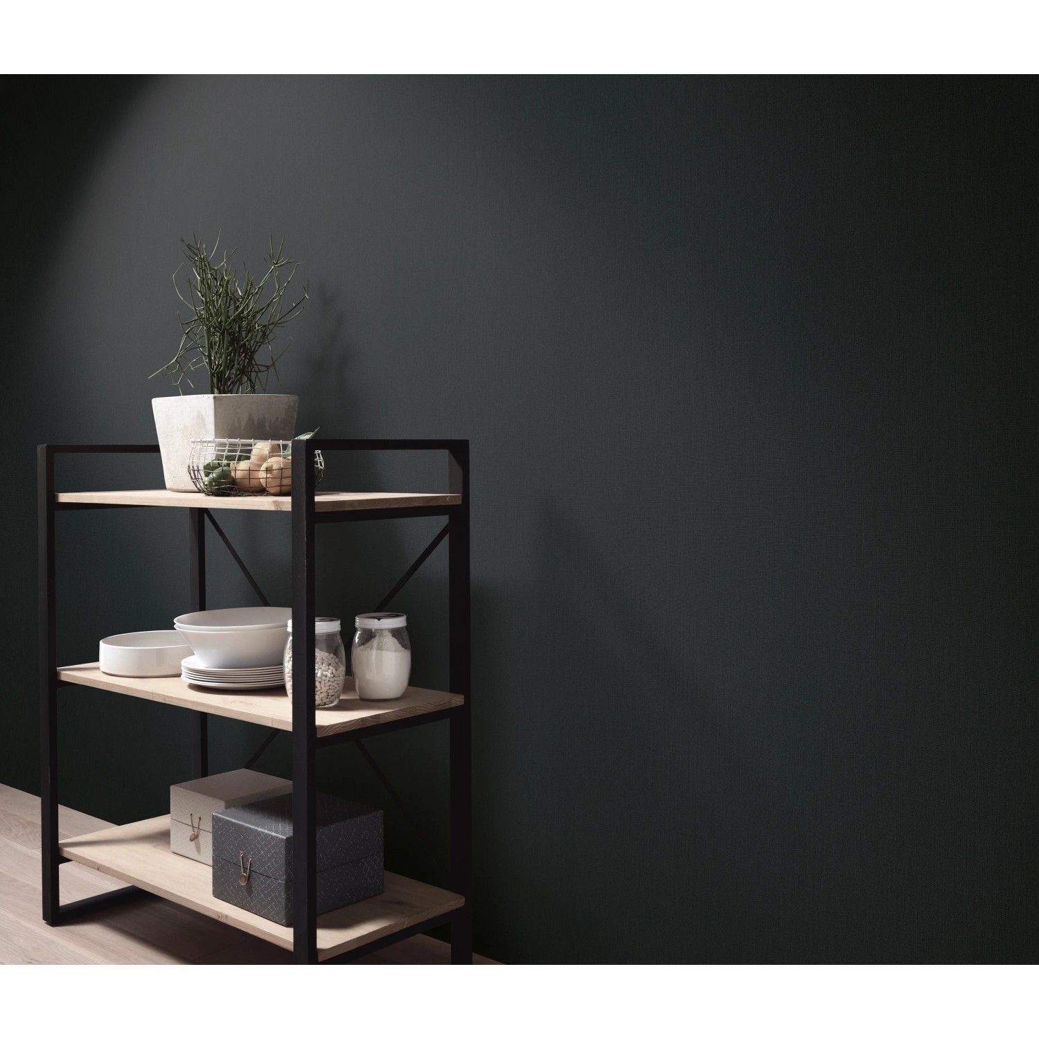Schwarze Erismann Vliestapete Martinique Colour Passion an Wand hinter Regal.
