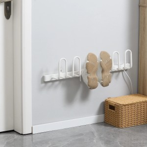 HOMCOM Elektrischer Schuhtrockner (60W) an Wand mit Schuhen.