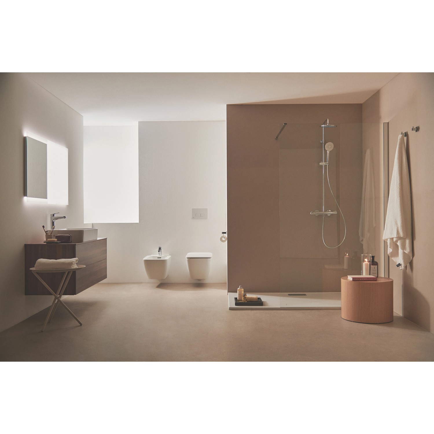 Modernes Bad mit Ideal Standard Aufsatzwaschtisch Strada II, 60x40 cm, weiß, ohne Hahnloch.