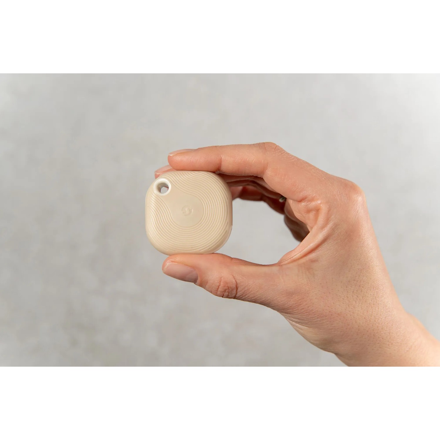 Beiger Shelly Blu Button Tough: Bluetooth-Taster für Hausautomation, robust und kompakt.