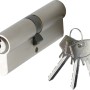 Detailaufnahme: Haustür-Schließzylinder mit drei Schlüsseln. Sicherheit für Ihr Zuhause.
